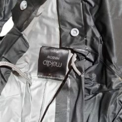 Makito Regenjas - Waterdicht - Poncho - Unisex - One Size - Knoopsluiting - Lichtgewicht 9 Makito Regenjas - Waterdicht - Poncho - Unisex - One Size - Knoopsluiting - Lichtgewicht -Fietsen-Accessoires Shop 392x840 1