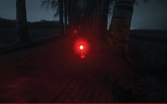 AXA - Spark Battery - Fiets Achterlicht - LED Fietsverlichting Op Batterij - 50-80 Mm - Rood 1 AXA - Spark Battery - Fiets Achterlicht - LED Fietsverlichting Op Batterij - 50-80 Mm - Rood