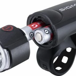 Sigma Sport AURA 30 Fietsverlichting Set - Led Koplamp 30 Lux - CURVE Achterlicht - Inclusief Batterijen 27 Sigma Sport AURA 30 Fietsverlichting Set - Led Koplamp 30 Lux - CURVE Achterlicht - Inclusief Batterijen -Fietsen-Accessoires Shop 550x360 11