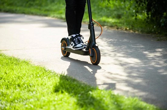 *BLACK FRIDAY DEAL* IZINQ PRO250 - Elektrische Step - Topsnelheid 30 Km/u - 30/35 Km Actieradius - 8.5" Luchtbanden - Lithium 7.8Ah 36V Accu - Zwart/Oranje - Electric Scooter - Volwassenen En Kinderen - Met App 10 *BLACK FRIDAY DEAL* IZINQ PRO250 - Elektrische Step - Topsnelheid 30 Km/u - 30/35 Km Actieradius - 8.5" Luchtbanden - Lithium 7.8Ah 36V Accu - Zwart/Oranje - Electric Scooter - Volwassenen En Kinderen - Met App - Afbeelding 10