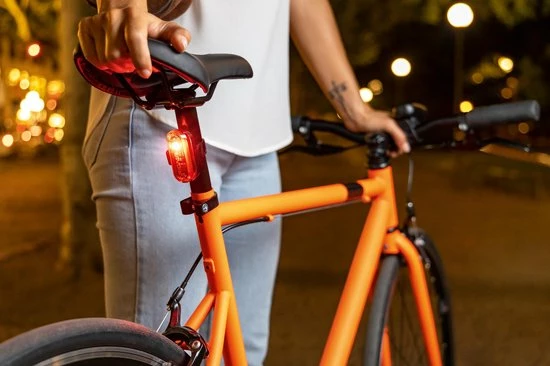Sigma Sport AURA 30 Fietsverlichting Set - Led Koplamp 30 Lux - CURVE Achterlicht - Inclusief Batterijen 7 Sigma Sport AURA 30 Fietsverlichting Set - Led Koplamp 30 Lux - CURVE Achterlicht - Inclusief Batterijen - Afbeelding 7