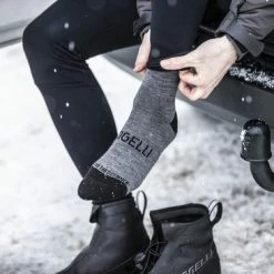 Rogelli Wintersok Merino Wool 2-pack - Grijs & Zwart - Maat 44-47 13 Rogelli Wintersok Merino Wool 2-pack - Grijs & Zwart - Maat 44-47 -Fietsen-Accessoires Shop 550x366 24