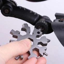 Merkloos 18-in-1 Multi Tool | Kleurrijk | Sneeuwvlok Sleutelhanger| Moersleutel | Draagbare Universele Tool |Schroevendraaier | Cadeau Tip | Cadeau | Vaderdag Cadeau | Cadeau Voor Hem -Fietsen-Accessoires Shop 550x512 6
