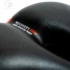 Voltano Fietszadel Met Gelpads - Zwart/Rood - Uitsparing - Zadelvering - Unisex - Incl. Gratis Zadelstrop -Fietsen-Accessoires Shop 550x520 1