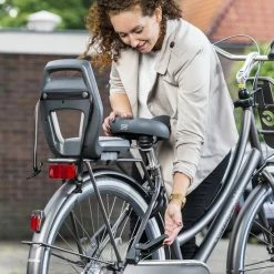 Qibbel 6+ Junior Fietsstoeltje Achter - Zwart - Inclusief Voetsteuntjes -Fietsen-Accessoires Shop 550x549 3