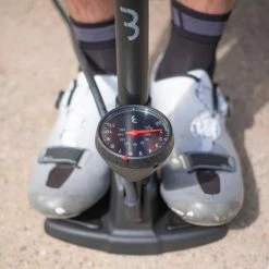 BBB Cycling AirWave Fietspomp Met Drukmeter - Fiets Pomp Racefiets En Mountainbike - Voetpomp Fiets 9 Bar - Zwart - BFP-20 -Fietsen-Accessoires Shop 550x550 362