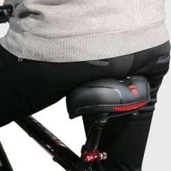 Voltano Fietszadel Met Gelpads - Zwart/Rood - Uitsparing - Zadelvering - Unisex - Incl. Gratis Zadelstrop -Fietsen-Accessoires Shop 550x657 1