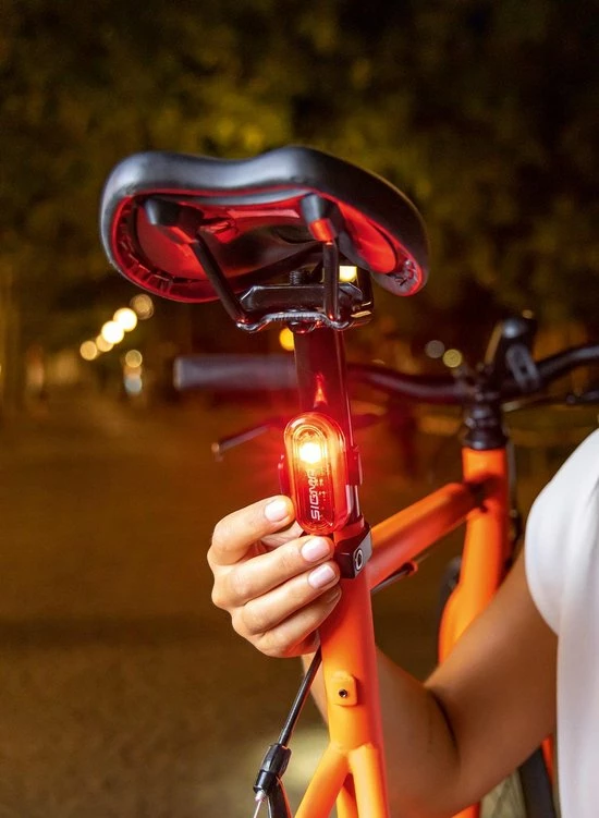 Sigma Sport AURA 30 Fietsverlichting Set - Led Koplamp 30 Lux - CURVE Achterlicht - Inclusief Batterijen 8 Sigma Sport AURA 30 Fietsverlichting Set - Led Koplamp 30 Lux - CURVE Achterlicht - Inclusief Batterijen - Afbeelding 8