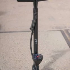 BBB Cycling AirWave Fietspomp Met Drukmeter - Fiets Pomp Racefiets En Mountainbike - Voetpomp Fiets 9 Bar - Zwart - BFP-20 -Fietsen-Accessoires Shop 550x784